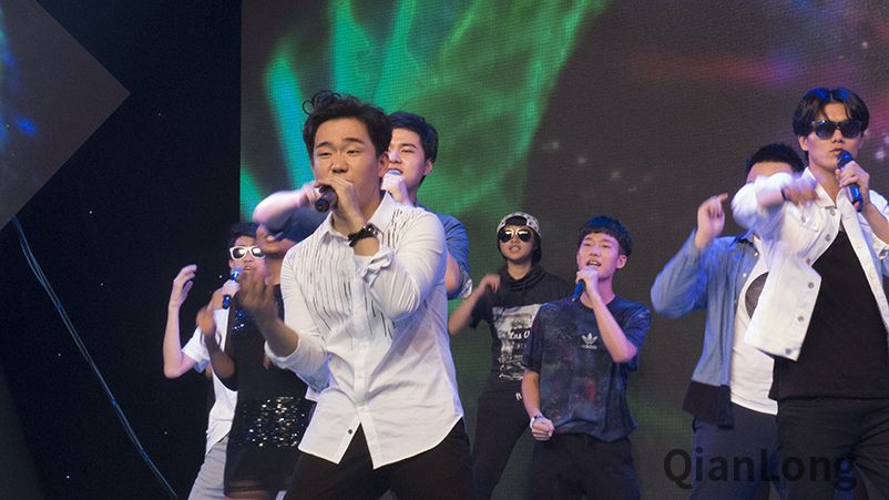 选手们的热身表演。千龙网记者梁祎 摄