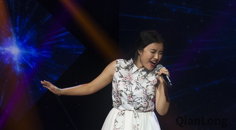 张佳楠演唱《不同凡响》。千龙网记者梁祎 摄