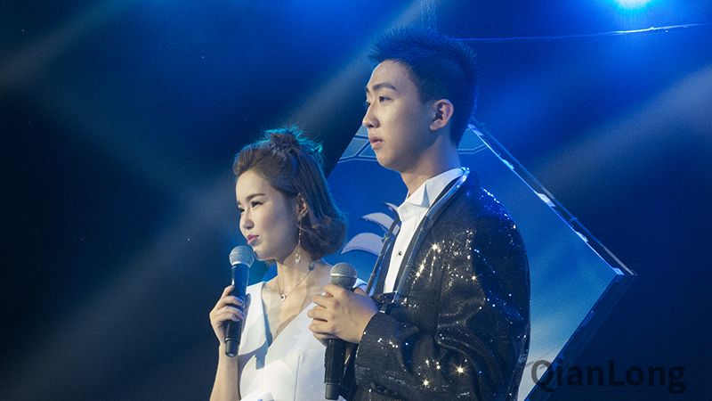 张若冰听评委点评。千龙网记者梁祎 摄