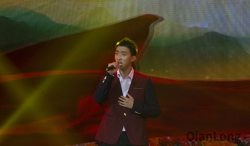 张若冰演唱《我爱你，中国》。千龙网记者梁祎