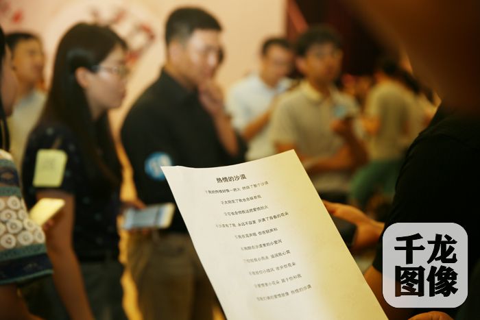 参加国家机关、央企大型单身青年联谊会的男女嘉宾在做游戏，男女嘉宾正在练习合唱《热情的沙漠》。