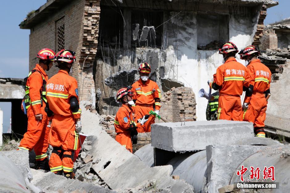 中国举行首次高原跨区域地震救援实战演练