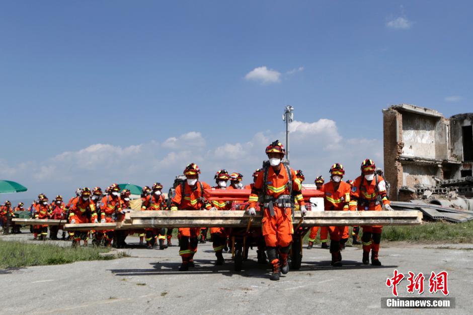 中国举行首次高原跨区域地震救援实战演练