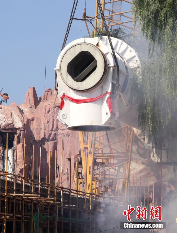 京城新摩天轮更新工程中轴安装顺利完成