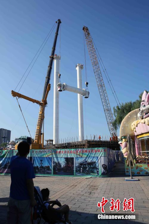 京城新摩天轮更新工程中轴安装顺利完成