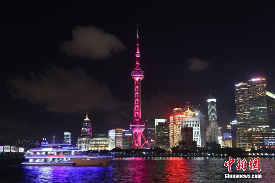 上海东方明珠为吴敏霞夺第五金亮灯“国旗红”