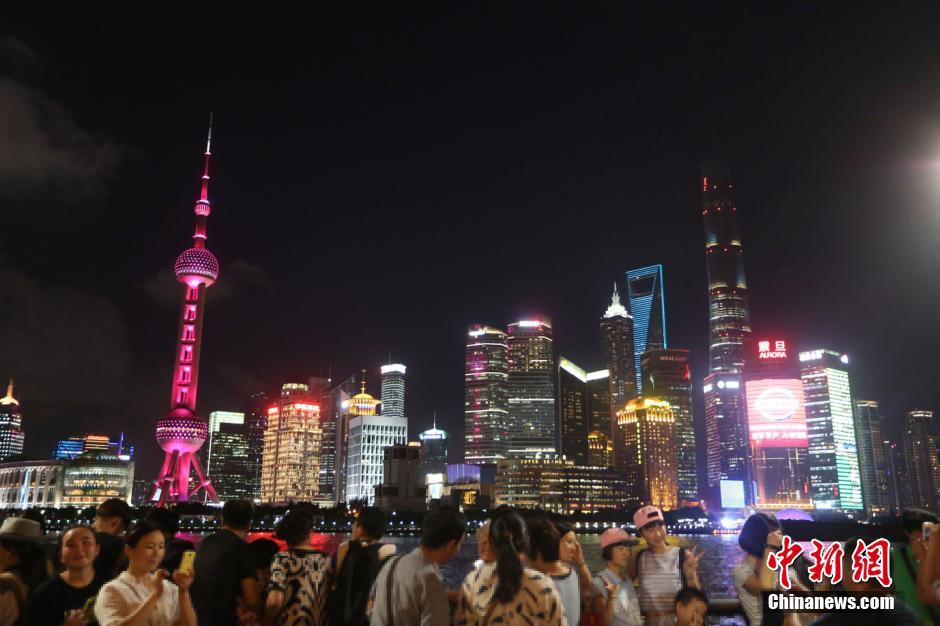 上海东方明珠为吴敏霞夺第五金亮灯“国旗红”