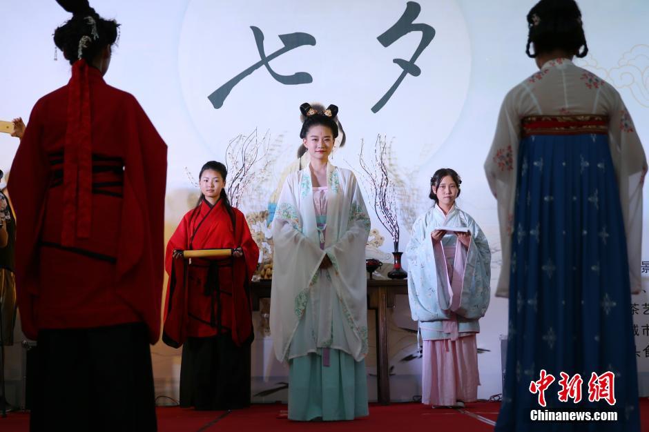 七夕西安百人齐聚湖畔 着汉服“乞巧”