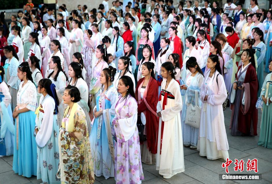 七夕西安百人齐聚湖畔 着汉服“乞巧”