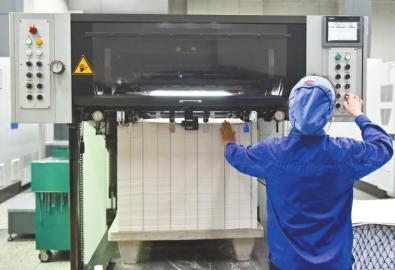 进入凹印、印码等工序，凹印后印出来的图文具有很明显的凹凸感觉。