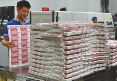 人民币检封工序，一张报纸大小的钞票纸裁剪成35小张。