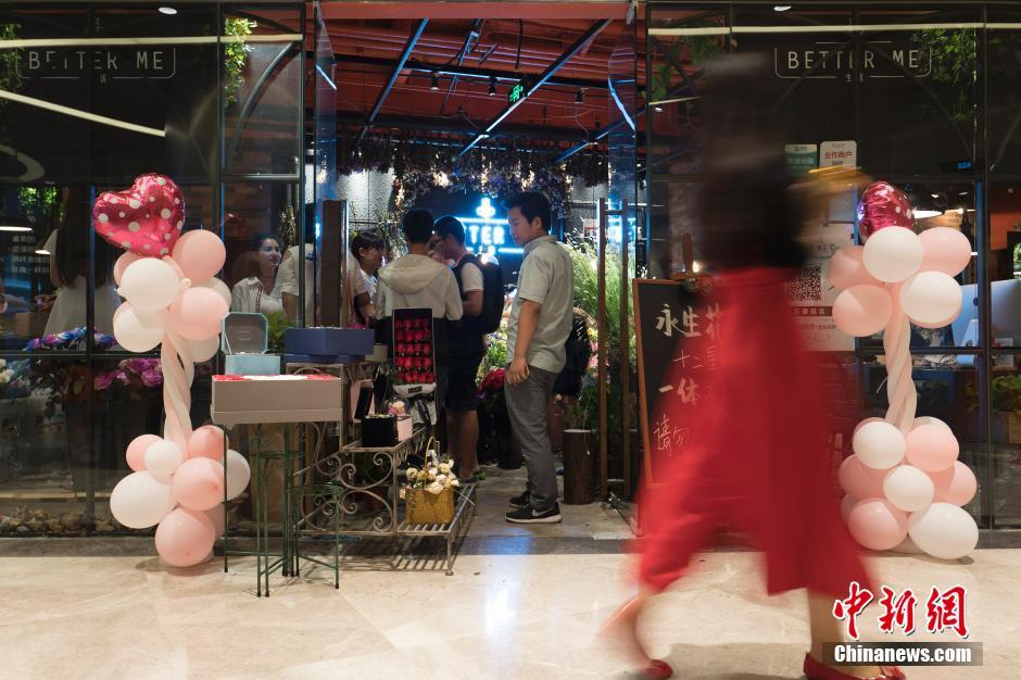 中国情人节“七夕”中的人们