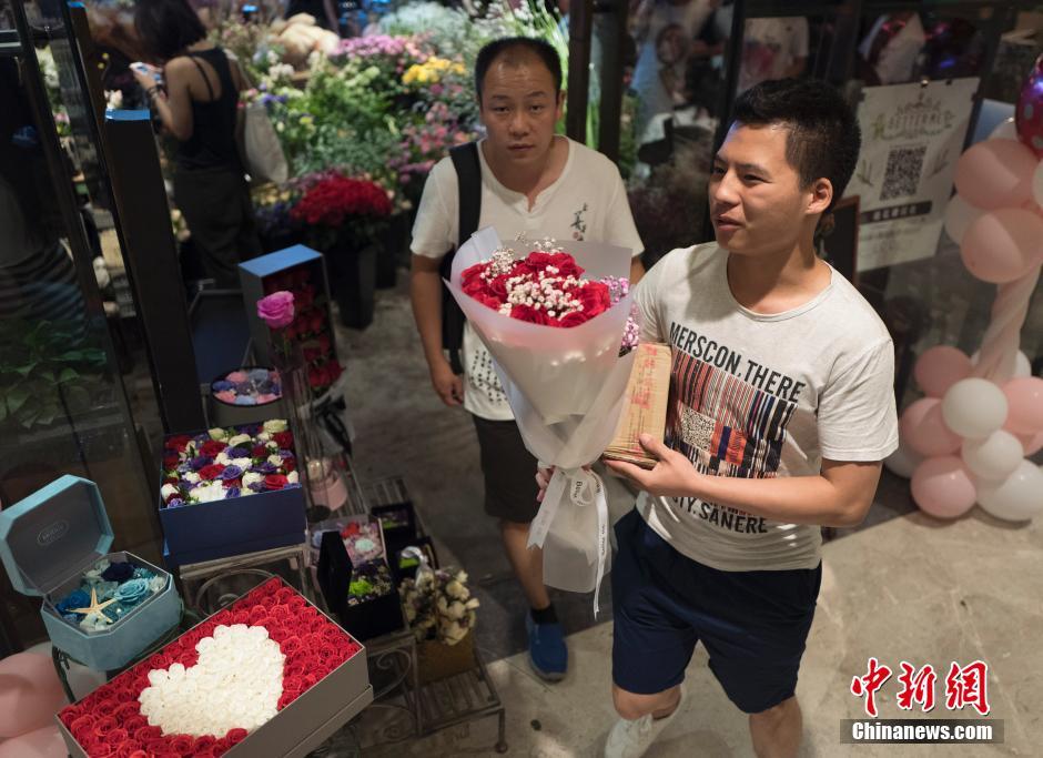 中国情人节“七夕”中的人们