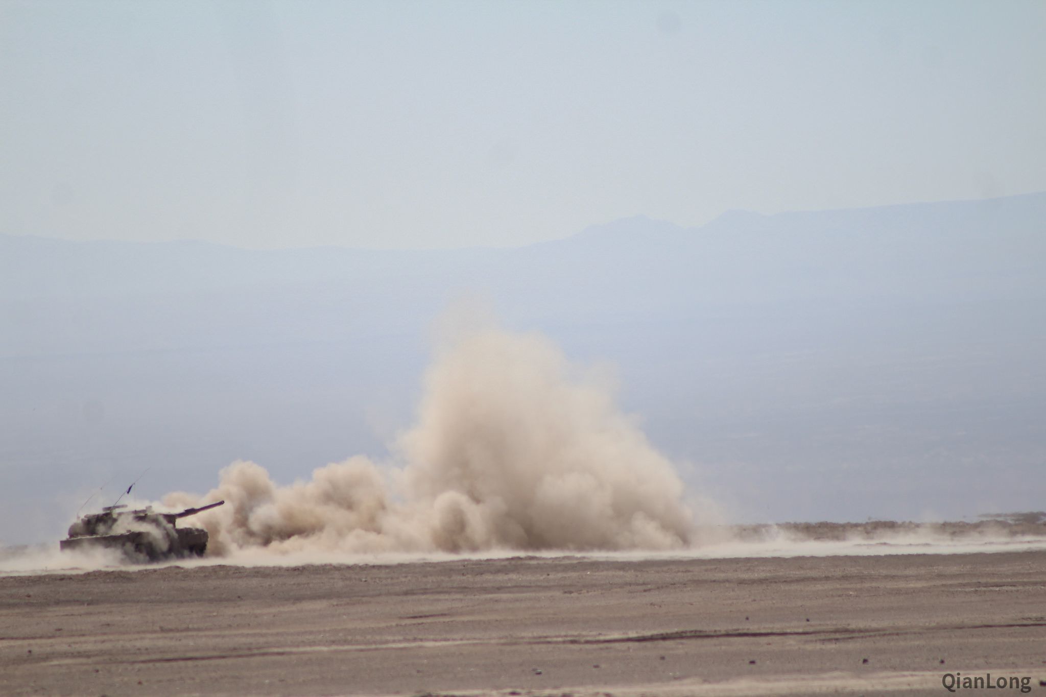 智利陆军的豹2A4坦克和黄鼠狼IA3步战车 毫