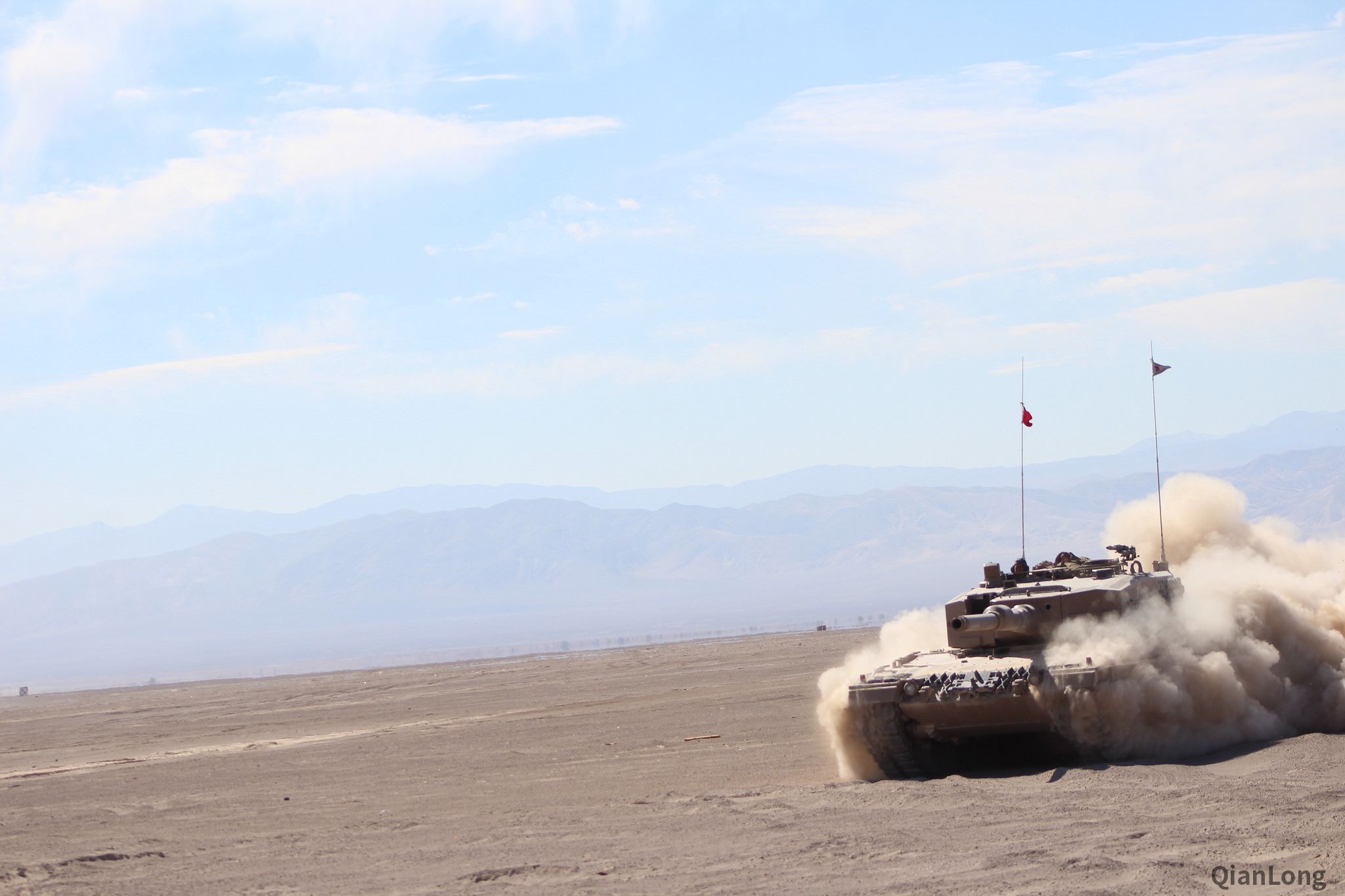 智利陆军的豹2A4坦克和黄鼠狼IA3步战车 毫