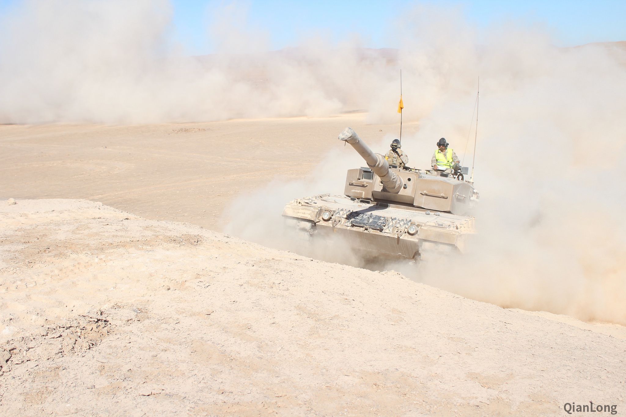 智利陆军的豹2A4坦克和黄鼠狼IA3步战车 毫