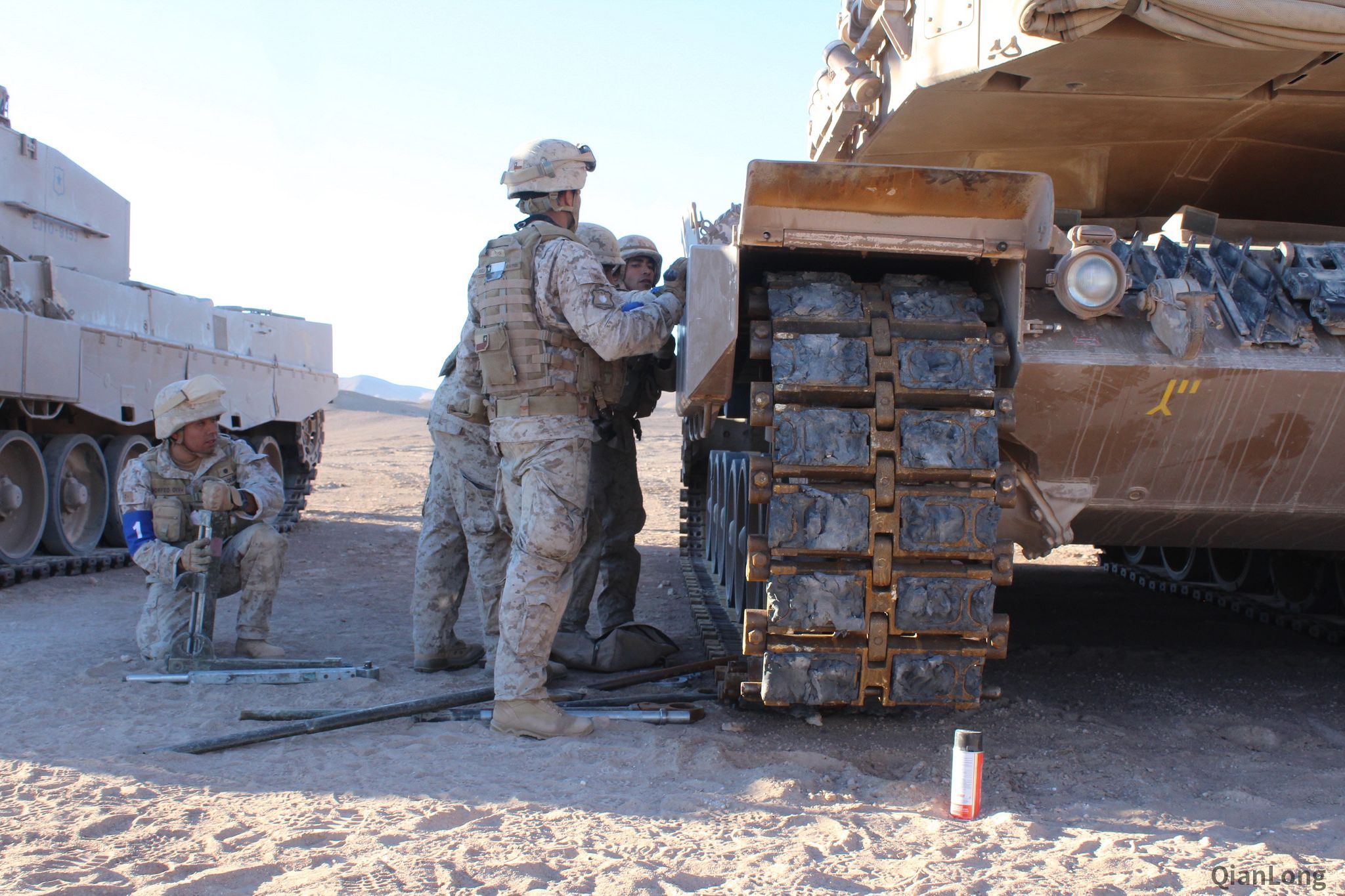 智利陆军的豹2A4坦克和黄鼠狼IA3步战车 毫