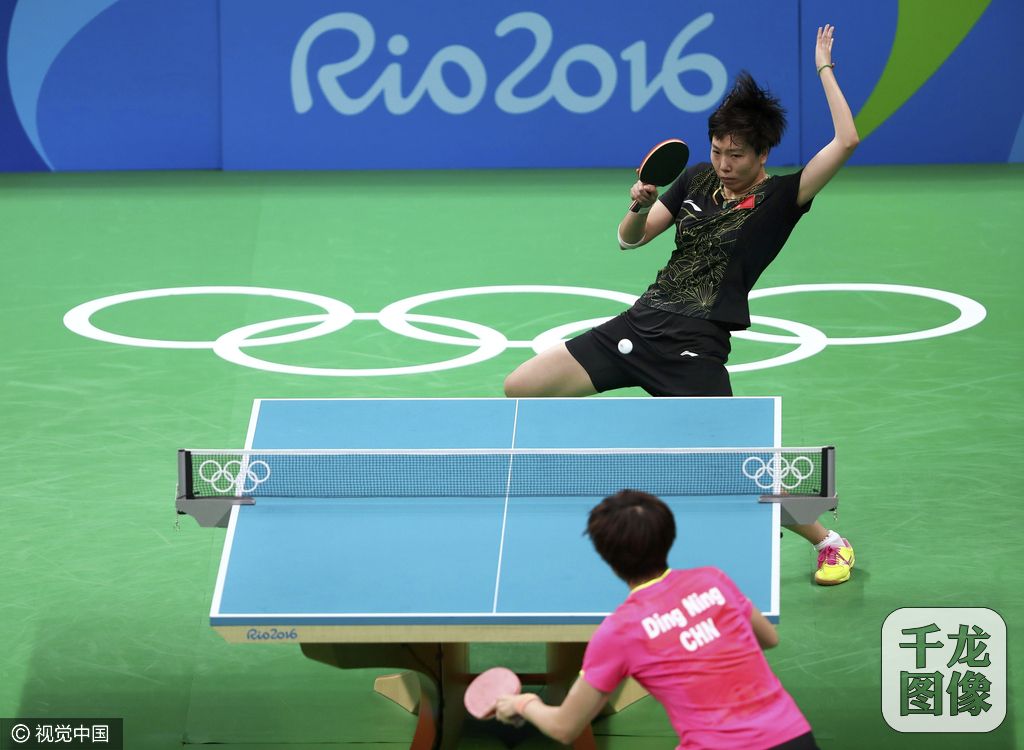 2016年8月10日，巴西里约热内卢，2016里约奥运会乒乓球女单决赛，丁宁4:3战胜李晓霞获得冠军。图为场上比赛精彩瞬间。