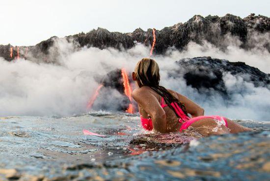 画面惊呆！比基尼美女火山岩浆下冲浪：太刺激