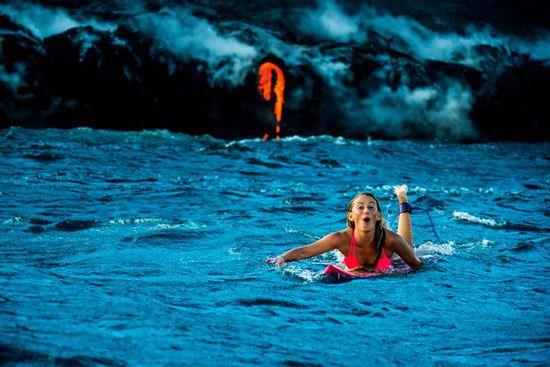 画面惊呆！比基尼美女火山岩浆下冲浪：太刺激