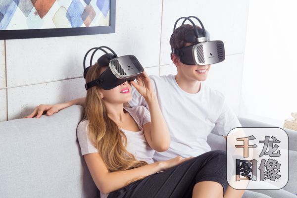 体验者穿戴上IDEALENS K2 VR一体机。