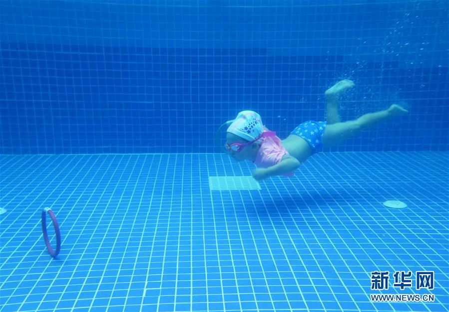 北京:高温下宝宝潜水纳凉(3)-千龙网·中国首都