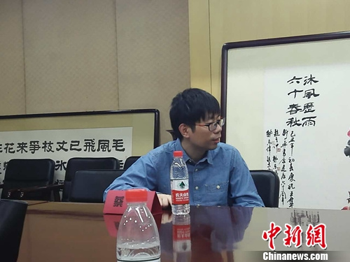 蔡骏在接受采访。上官云 摄