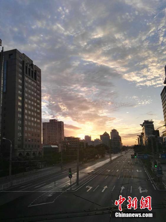 北京清晨现美丽朝霞