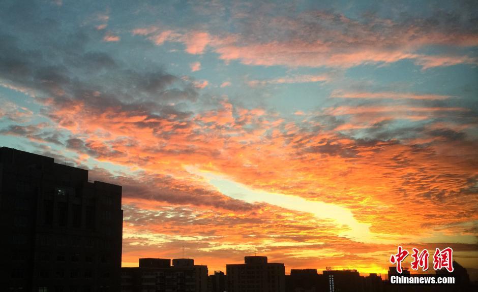 北京清晨现美丽朝霞