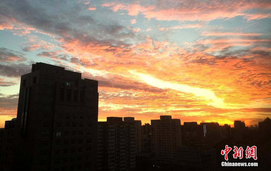 北京清晨现美丽朝霞
