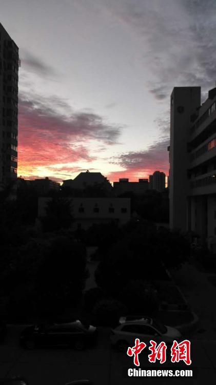 北京清晨现美丽朝霞