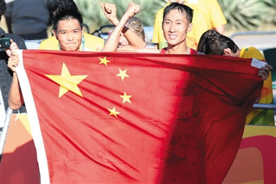 兄弟齐心，其利断金。王镇和蔡泽林(左)赛后同举国旗，欢庆胜利。