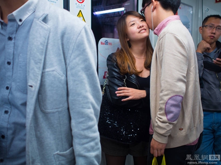 地铁上的亲吻男女