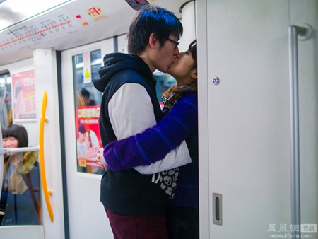 图为上海地铁上接吻的男女。