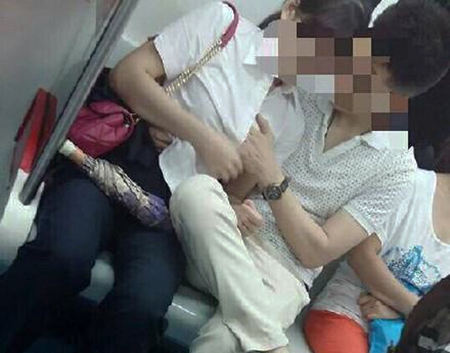 地铁上的接吻男女