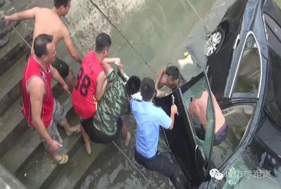 广东19岁少女驾车失控进河涌 致父亲同学3人身亡