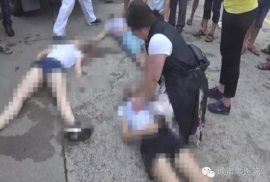 广东19岁少女驾车失控进河涌 致父亲同学3人身亡