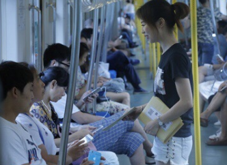 地铁膏药姐走红：探索地铁膏药姐的走红背后