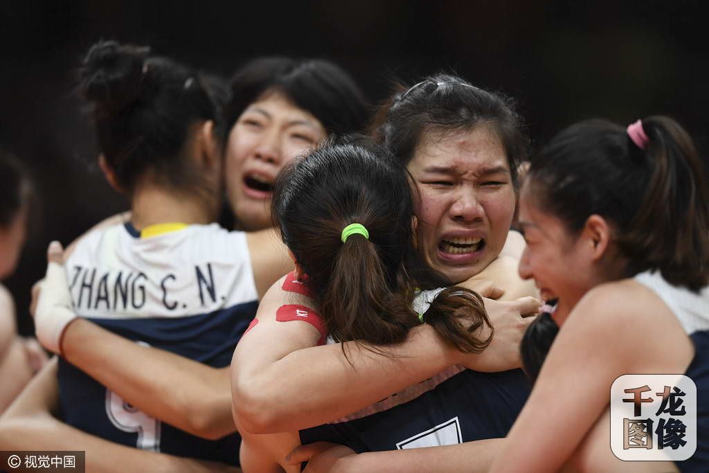 北京时间8月17日，里约奥运会女排1/4决赛展开一场焦点战，中国女排苦战五局，3：2胜东道主、卫冕冠军巴西队，晋级四强。千龙网发
