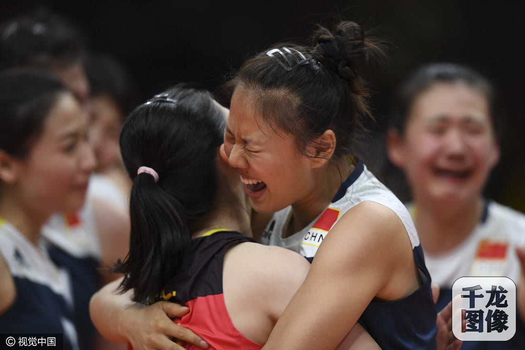 北京时间8月17日，里约奥运会女排1/4决赛展开一场焦点战，中国女排苦战五局，3：2胜东道主、卫冕冠军巴西队，晋级四强。千龙网发