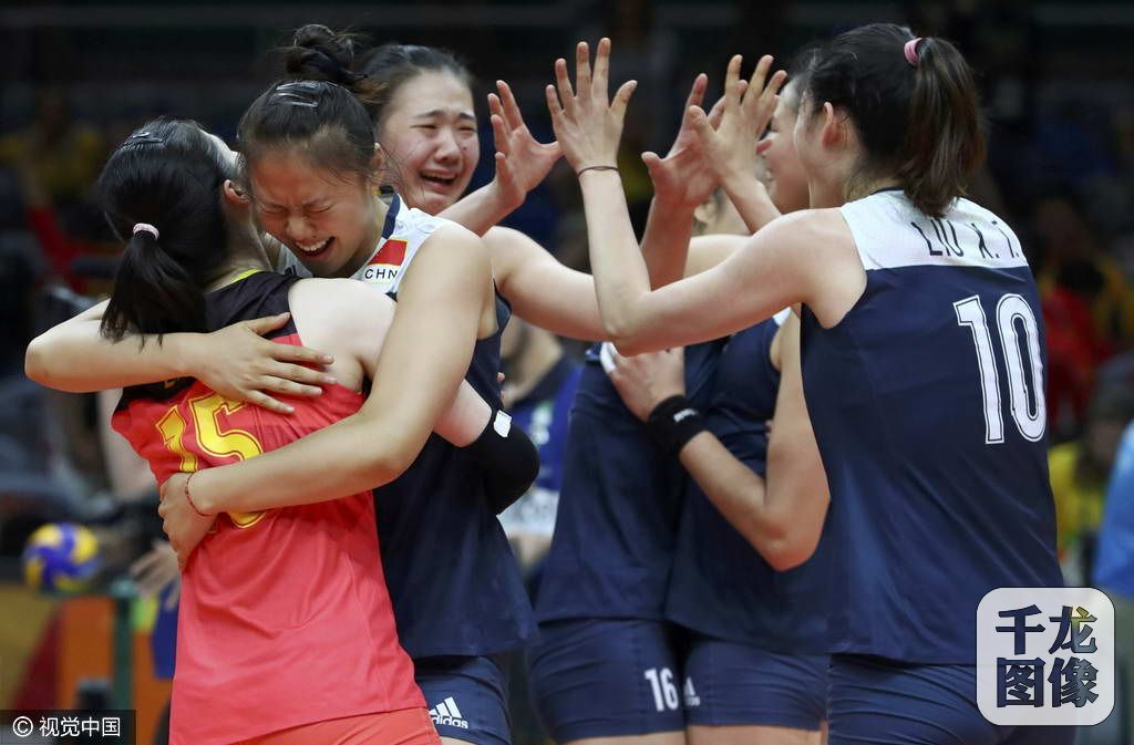 北京时间8月17日，里约奥运会女排1/4决赛展开一场焦点战，中国女排苦战五局，3：2胜东道主、卫冕冠军巴西队，晋级四强。千龙网发