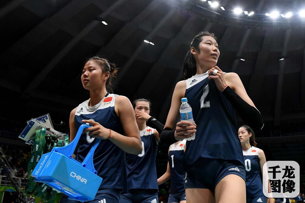 北京时间8月17日，里约奥运会女排1/4决赛展开一场焦点战，中国女排苦战五局，3：2胜东道主、卫冕冠军巴西队，晋级四强。千龙网发