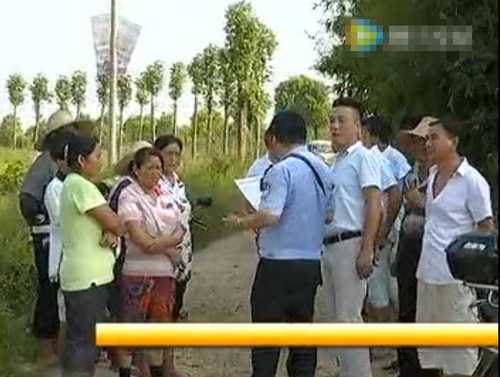 警察在现场调查取证。