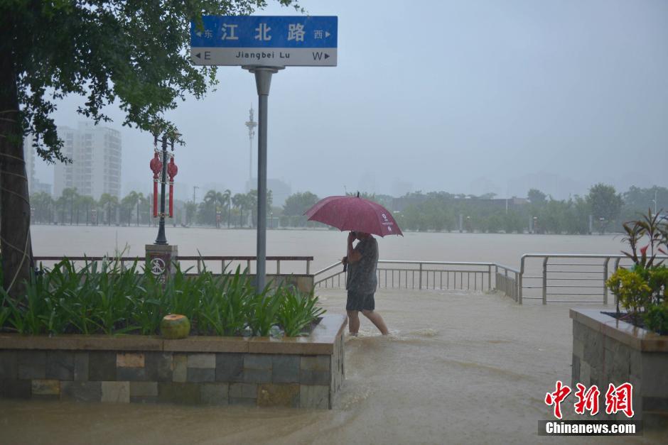 台风“电母”携暴雨袭琼 海南临高文澜江洪水漫堤