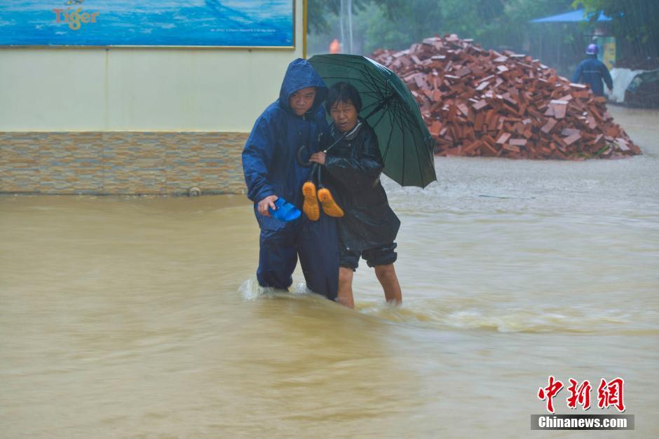 台风“电母”携暴雨袭琼 海南临高文澜江洪水漫堤