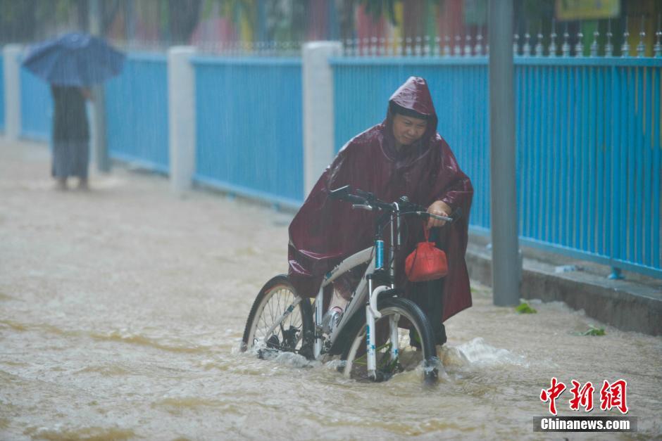 台风“电母”携暴雨袭琼 海南临高文澜江洪水漫堤