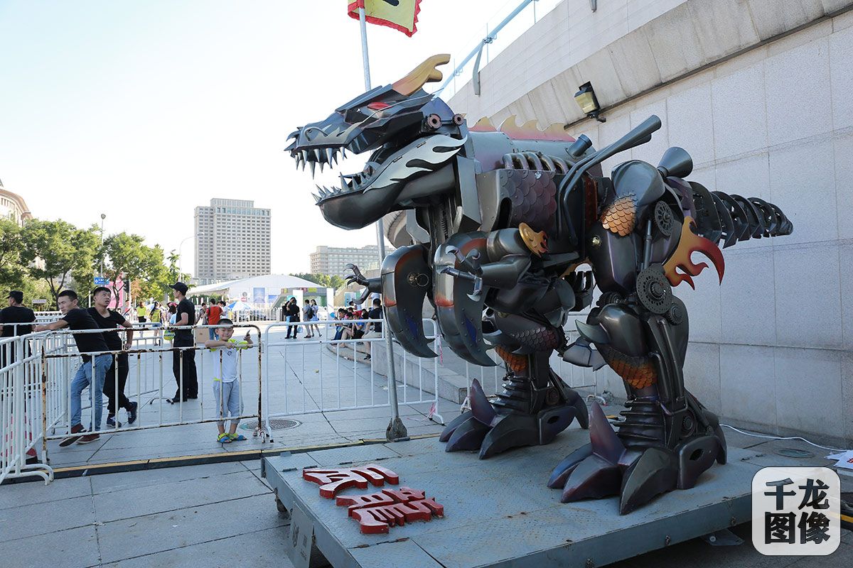 会动的机器龙现身北京 吓坏创客展观众