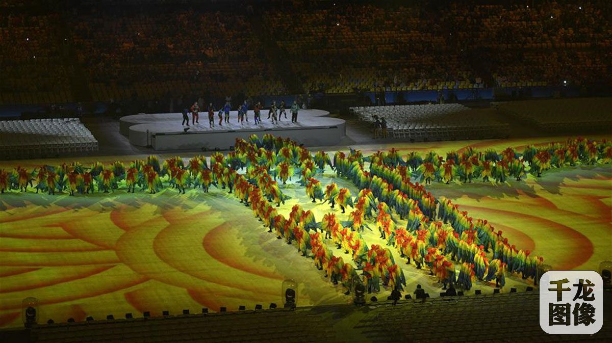 8月21日，第31届夏季奥林匹克运动会闭幕式在巴西里约热内卢马拉卡纳体育场举行。-这是闭幕式上的文艺表演。-新华社记者王鹏摄-(1)