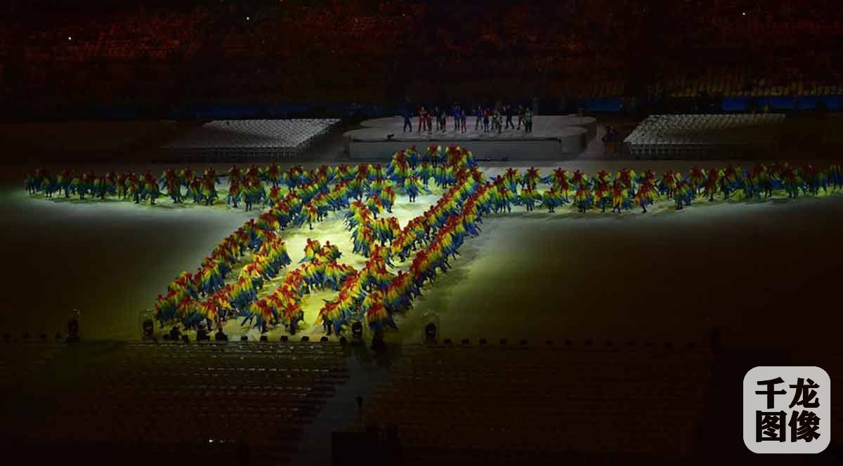 8月21日，第31届夏季奥林匹克运动会闭幕式在巴西里约热内卢马拉卡纳体育场举行。-这是闭幕式上的文艺表演。-新华社记者岳月伟摄-(5)
