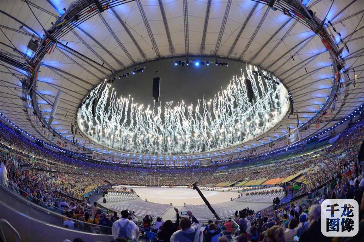 8月21日，第31届夏季奥林匹克运动会闭幕式在巴西里约热内卢马拉卡纳体育场举行。-这是闭幕式上的焰火表演。-新华社记者殷博古摄